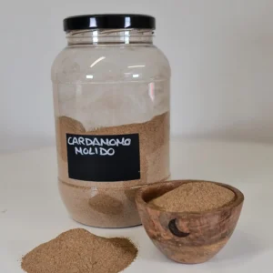 Cardamomo molido bote y cuenco