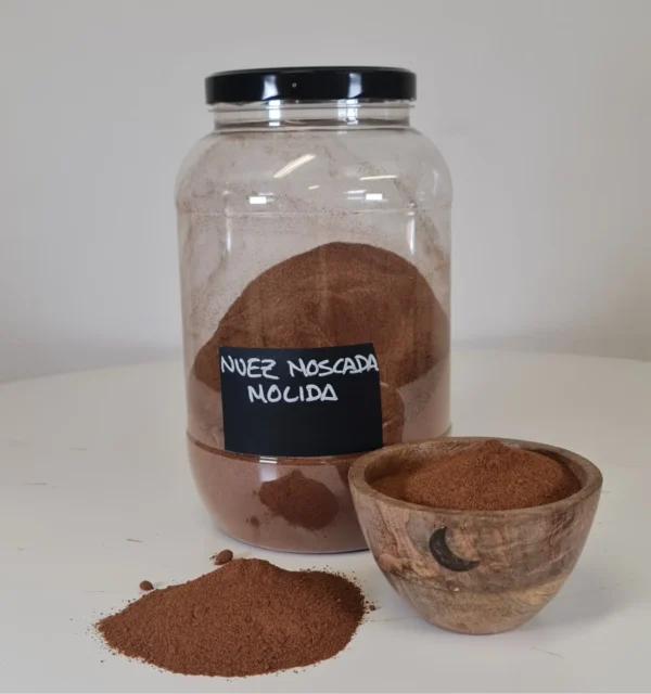 Nuez moscada molida bote y cuenco