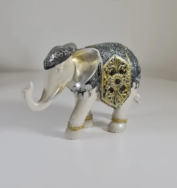 Elefante del dinero adornado