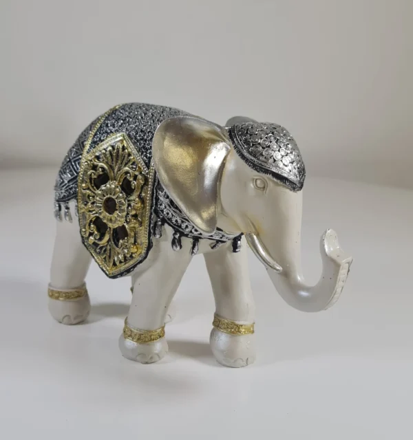 Elefante del dinero adornado
