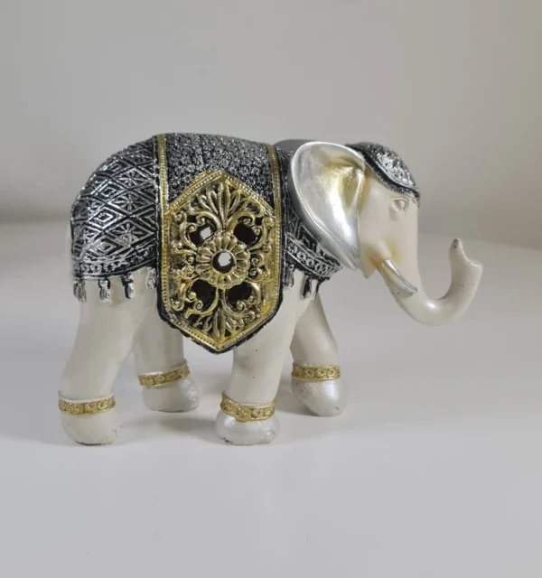 Elefante del dinero adornado