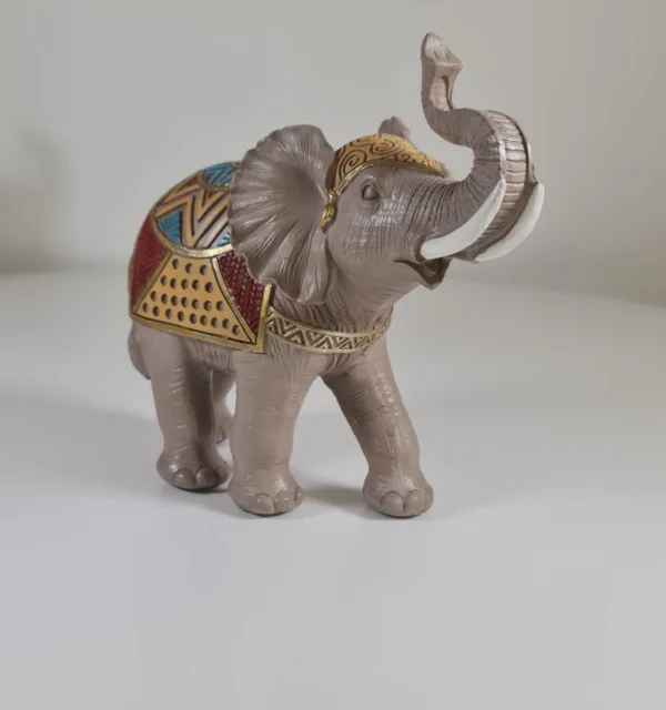 Elefante del dinero coloreado