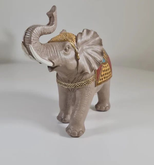 Elefante del dinero coloreado