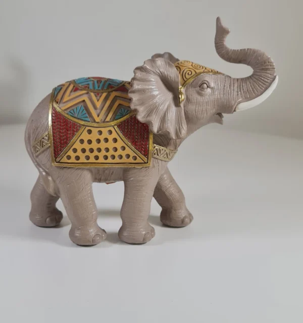 Elefante del dinero coloreado