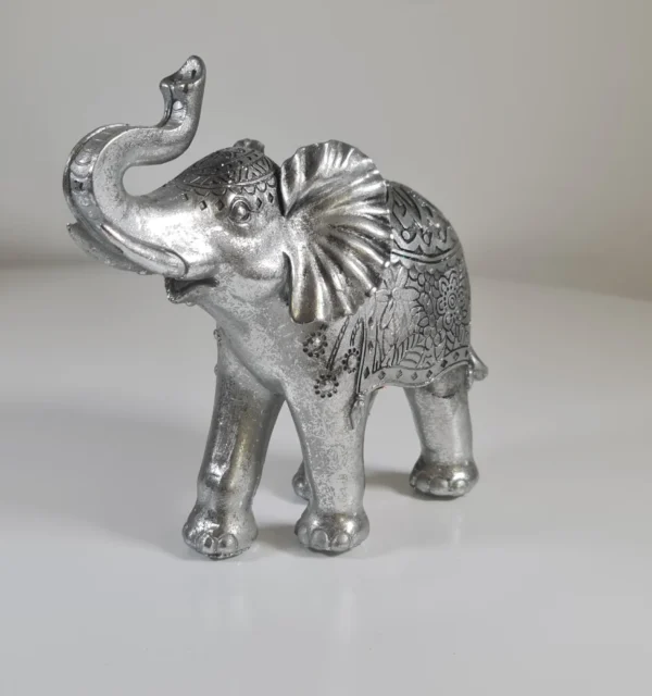 Elefante del dinero plateado