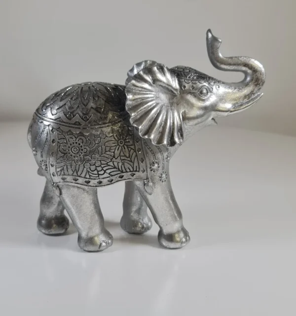 Elefante del dinero plateado