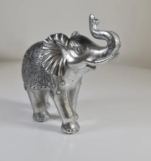 Elefante del dinero plateado
