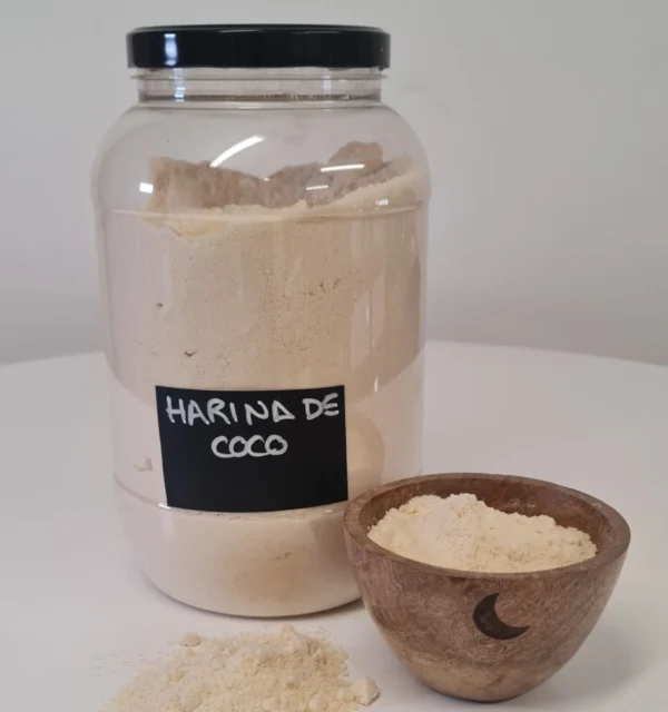 Harina de coco bote y cuenco