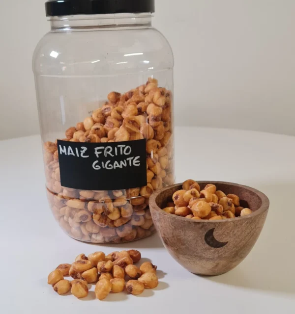 Maíz frito gigante bote y cuenco