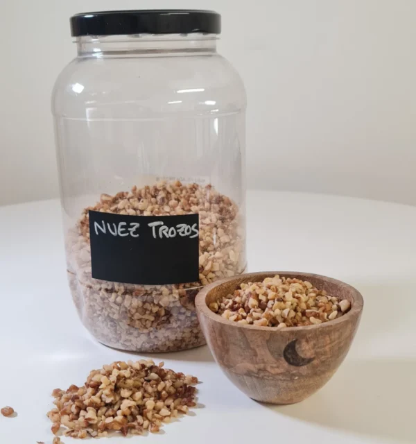 Nuez. trozos bote y cuenco
