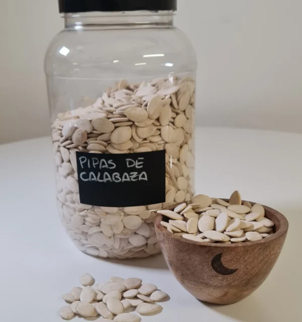Pipas blancas de calabaza bote y cuenco