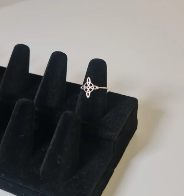 Anillo Nudo de Bruja Fino