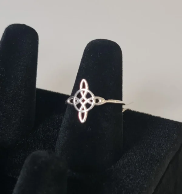 Anillo Nudo de Bruja Fino