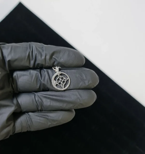 Colgante Nudo de Bruja con Serpiente