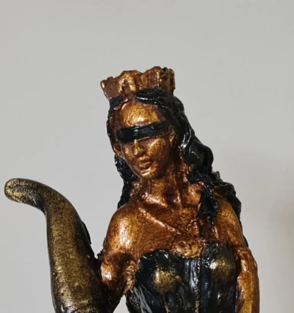 Figura Diosa de la Fortuna Vestido Negro
