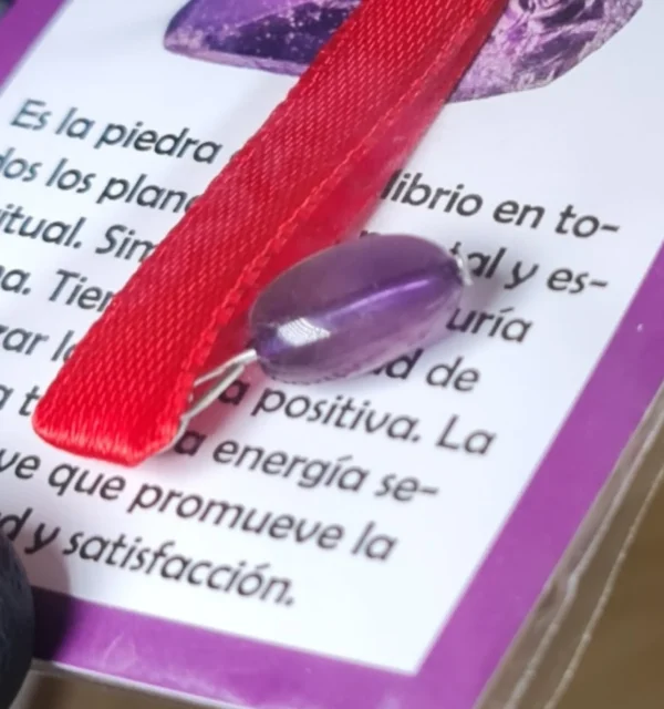 Lazo rojo con amatista