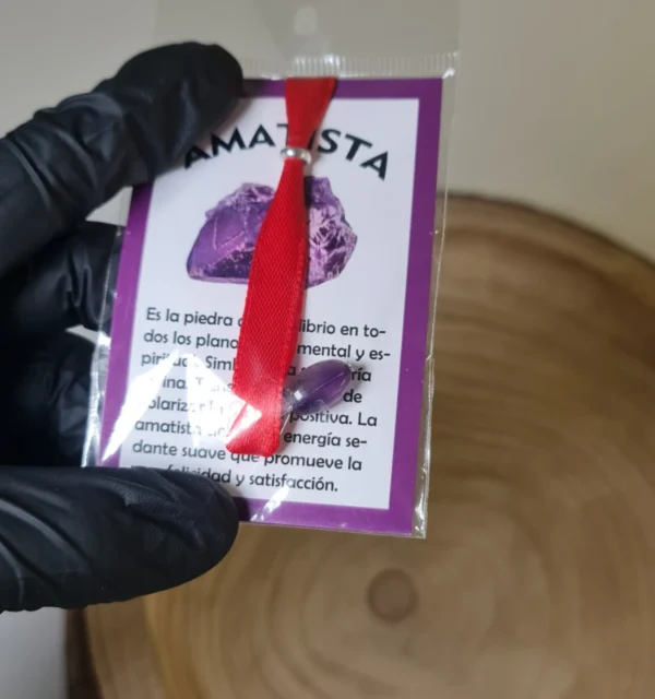 Lazo rojo con amatista