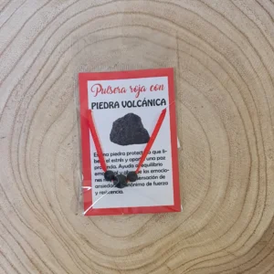 Lazo rojo con piedra volcánica