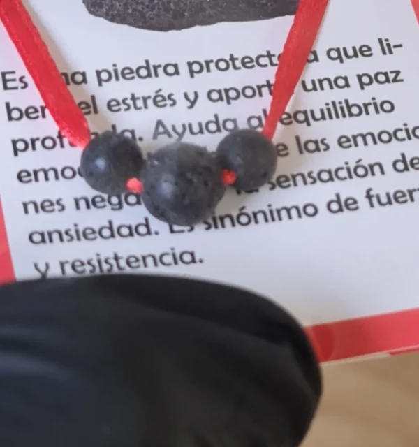 Lazo rojo con piedra volcánica