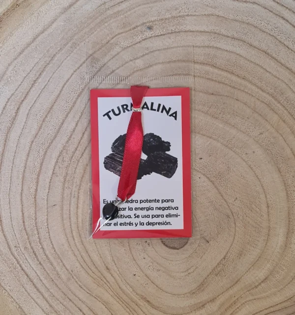 Lazo rojo con turmalina